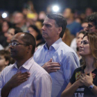 El presidente electo de Brasil  Jair Bolsonaro  y su esposa Michelle Bolsonaro  mientras participan en un culto evangelico.