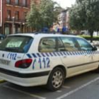 El coche patrulla ya exhibe los adhesivos del Servicio 112