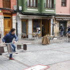 Un joven lanza una silla contra otros aficionados en la plaza de San Martín, en el corazón del Barrio Húmero.