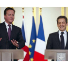 El presidente francés, Nicolas Sarkozy (dcha), y el primer ministro británico, David Cameron (izda), ofrecen una rueda de prensa en el Palacio de los Elíseos en París (Francia) hoy, viernes, 17 de febrero de 2012.