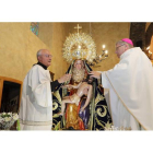 El párroco de Cacabelos y el obispo de la Diócesis, ayer, en el momento de la coronación de la Virgen de la Quinta Angustia. L. DE LA MATA