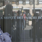 Una mujers pasa ante una oficina del banco Monte Dei Paschi Di Siena en Roma.