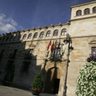Fachada del Palacio de los Guzmanes, sede de la Diputación Provincial. BODELÓN