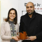 Adriana Ulibarri entrega el premio a Francisco José Lazo