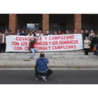 Uno de los manifestantes cántabros fotografía a sus compañeros ayer en La Virgen del Camino.