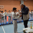 Vicente Canuria, concejal de Deportes del Ayuntamiento, hizo entrega de las medallas y trofeos.