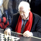 Viktor Korchnoi durante una partida de ajedrez en León. DL