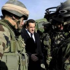 El presidente francés, Nicolas Sarkozy, saluda a los militares franceses