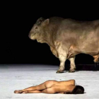 Una escena de la ópera ‘Moisés y Aarón’ se estrena en el Teatro Real y en la que participa el toro ‘Easy Rider’. DL