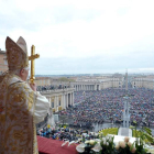 Benedicto XVI pronuncia su mensaje ‘Urbi et Orbi’ frente a una multitud desde el balcón central de la basílica de San Pedro.