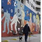 Una persona pasa en Bilbao ante el mural en memoria de las víctimas de la violencia machista. LUIS TEJIDO