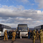 Soldados ucranianos escoltan a prisioneros de guerra prorrusos, a su llegada al punto de intercambio de presos en Górlovka, Donetsk. MARKIIAN LYSEIKO