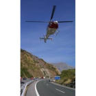 Un helicóptero del 112 se dirige hacia un accidente en la A-66