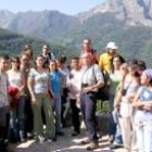 Foto de familia de los participantes en las actividades, en la zona de la montaña