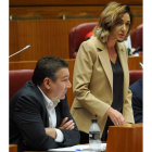 El consejero de Presidencia muestra un whatsapp a sus homólogos Suárez-Quiñones y Fernández Carriedo. DL