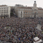 Imagen de la Plaza del Sol, ayer, tras desembocar en ella las manifestaciones madrileñas del 15M.