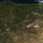 Imagen del satélite de la Nasa en la que se aprecia desde el espacio la magnitud del incendio de La Cabrera.