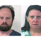 Robert Johnson, de 44 años, y Marie Johnson, de 43, fotografiados por la policía tras ser detenidos acusados de abuso sexual de una menor.