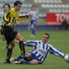 Tarradellas se lanza al suelo para tratar de neutralizar a un jugador rival