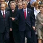 Los Putin y los Bush caminan en primera fila. Tras ellos, Zapatero con su esposa