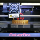 Impresora 3D durante el proceso de 'impresión' de una pieza de plástico en las instalaciones de FabLab León