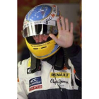 El piloto Fernando Alonso (Renault) saluda durante una prueba