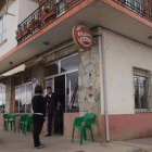 El hostelero Pablo Fernández, a la entrada del bar después de que se arreglaran los cristales.