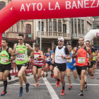 La media maratón ‘Vía de la Plata’ reunió en la línea de salida a cerca de 300 atletas. F. OTERO PERANDONES