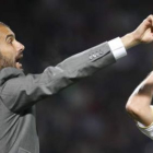 Guardiola motiva a sus hombres para buscar una nueva victoria ante el Deportivo.