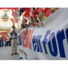 Los trabajadores de Ford se manifiestan en contra los despidos en Almussafes.