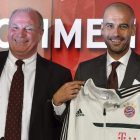 Pep Guardiola, el nuevo entrenador del Bayern, junto al presidente del club, Uli Hoeness.