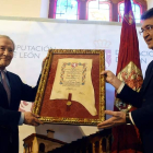 El locutor recibe de manos de Juan Martínez Majo el título de Hijo Adoptivo de la Provincia. J. CASARES