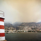 Una columna de humo cubre el cielo de Funchal, isla de Madeira (Portugal).