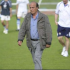 Juan Fuentes pelea por el balón con un jugador donostiarra