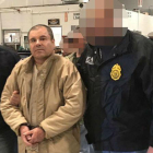 El Chapo Guzman, escoltado por agentes federales,  a última hora del jueves.