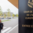 Una mujer se dirige a la entrada de la sede del Tribunal Europeo de Justicia, en Luxemburgo.