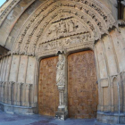 La Virgen Blanca se ha quedado como vigía de la portada. Es la única escultura que no fue apedada en junio del 2009, porque es una réplica de los años 50.