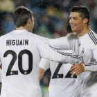 Cristiano Ronaldo celebra con Higuaín uno de sus goles.