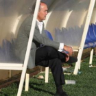Santiago Vega sigue desde el banquillo del estadio Reino de León un entrenamiento de la Cultural.