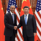 Obama saluda al presidente chino Xi Jinping en su último encuentro como dirigentes. WANG ZHAO