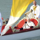 Benedicto XVI saluda a los fieles mientras navega por el Gran Canal de Venecia.