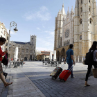 El alza de turistas más acentuado en León fue de viajeros residentes en el extranjero. MARCIANO PÉREZ