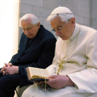 Benedicto XVI reza con su hermano, Georg Ratzinger.