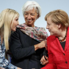La hija del presidente estadounidense, Ivanka Trump, saluda a la canciller alemana, Angela Merkel, en presencia de la directora del FMI, Christine Lagarde.