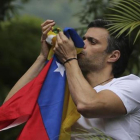 Leopoldo López besa la bandera venezolana tras ser liberado.