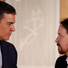 El presidente del gobierno Pedro Sánchez (i) y el líder de Podemos Pablo Iglesias, durante la nueva ronda de consultas. JUAN CARLOS HIDALGO