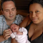 Jorge y Daniela posan con María Clara en sus brazos.