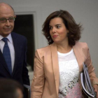El ministro de Hacienda en funciones, Cristóbal Montoro, y la vicepresidenta del Gobierno en funciones, Soraya Sáenz de Santamaria, antes de iniciar la rueda de prensa posterior al Consejo de Ministros.