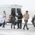 Las personas que se encontraban en la clínica abortista salen escoltadas tras el tiroteo en Colorado Springs.