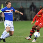 Antonio Cassano, de la Sampdoria, lucha por el balón con el sevillista Abdoulay Konko